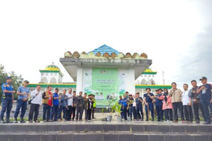 Gandeng Pemda dan Komunitas, Ahmadiyah Konawe Selatan Tanam Puluhan Pohon di Sekitar Masjid Agung