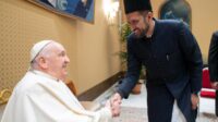 Mubaligh Jamaah Muslim Ahmadiyah Bertemu Paus Fransiskus