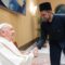 Mubalig Jamaah Muslim Ahmadiyah Argentina, Imam Marwan Gill bersalaman dengan Paus Fransiskus, Sabtu, 17 Februari 2024. Instagram/@marwangill