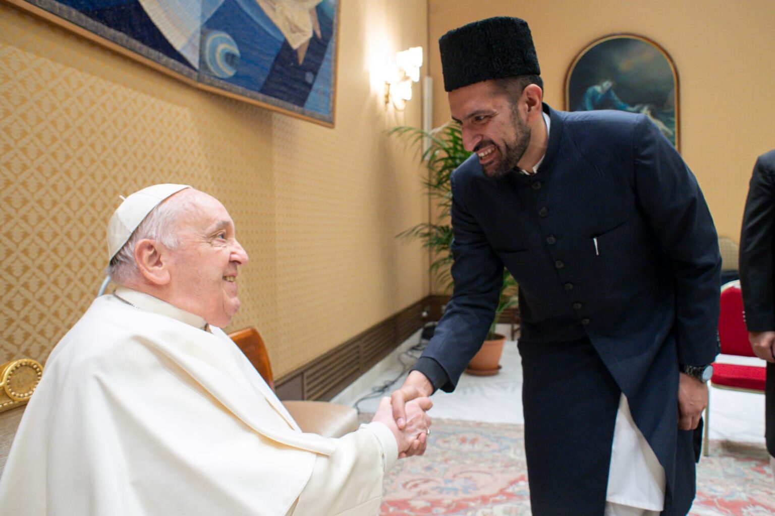 Mubalig Jamaah Muslim Ahmadiyah Argentina, Imam Marwan Gill bersalaman dengan Paus Fransiskus, Sabtu, 17 Februari 2024. Instagram/@marwangill