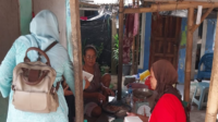 Gencarkan Jumat Berkah, Lajnah Imaillah Serua Berbagi Makanan di Kampung Kramat