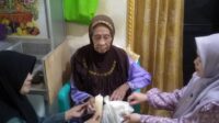 Lajnah Imaillah Ciherang Bogor Bagikan Paket Sembako untuk Lansia dan Kaum Dhuafa