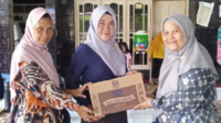 Peduli Kesehatan Anak, Lajnah Imaillah Bekasi Serahkan Bantuan 2 Karton Susu ke Posyandu