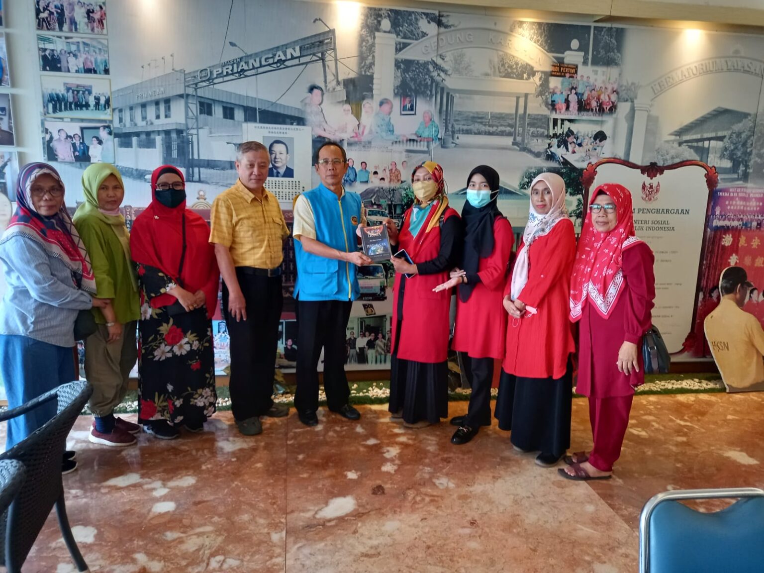 Sejumlah perwakilan Pengurus Lajnah Imaillah (LI) Cabang Bandung Kulon melakukan kunjungan ke Museum Tionghoa Yayasan Dana Sosial Priangan (YDSP) pada 22 Februari 2024
