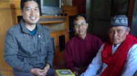 Silaturahmi di Ramadhan, Jemaat Ahmadiyah Ciparay Bagikan Al-Quran ke DKM Masjid