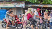 Jemaat Ahmadiyah Tanjung Medan Bagikan Takjil, Support Usaha Milik Anggota
