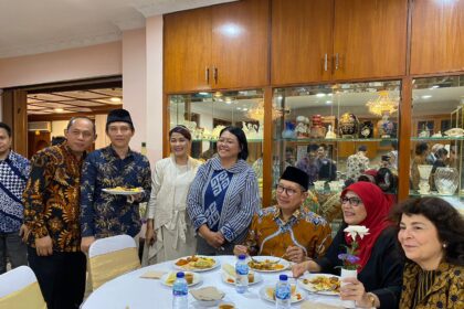 Menteri Agama 2014-2019, Lukman Hakim Saifuddin foto bersama Sekretaris Pers JAI, Yendra Budiana dalam perayaan Nawruz, 22 Maret 2024 (Warta Ahmadiyah)