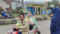 Anggota JAI Cikampek Bagi-Bagi Takjil, Sempat Dikira Jualan oleh Pengendara