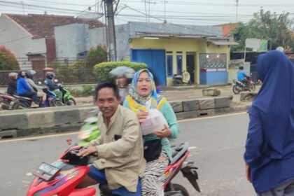 Warga menerima takjil yang diberikan Lajnah Imaillah Cikampek.