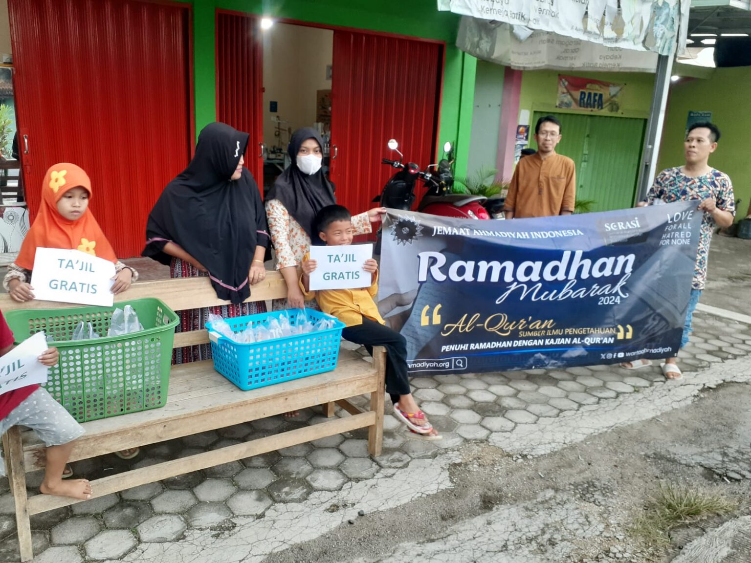Jemaat Ahmadiyah Talangpadang Lampung Semarakkan Ramadhan dengan Berbagi Takjil