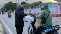 Berbagi Takjil Anggota JAI Pasarwajo Sultra Dibantu Masyarakat Sekitar
