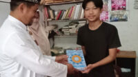 Jumat Berkah di Ramadhan, Jemaat Ahmadiyah Sukabumi Wakafkan Al-Quran kepada Anak Yatim
