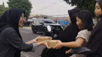 Lajnah Imaillah dan Nashiratul Ahmadiyah Manislor Bagikan Takjil Gratis ke Pengendar