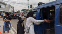Perkuat Toleransi, JAI Cianjur Ikut Bagikan Takjil ke Masyarakat Bareng Komunitas Lintas Iman