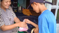 Belajar Berbagi, Lajnah Imaillah Citalahab Gerakkan Anak-Anak Ikut Serta dalam Pembagian Takjil Ramadhan