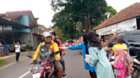 Jemaat Ahmadiyah Nagrak Bagikan Takjil Gratis ke Pemudik sebagai Bentuk Kepedulian Sosial