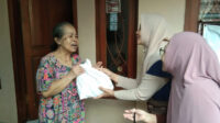 Raih Berkah Ramadhan, Lajnah Imaillah Sanding Garut Salurkan Paket Sembako Langsung ke Warga