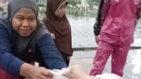 Anggota Jemaat Ahmadiyah Sukabumi Tetap Semangat Bagikan Takjil Meski Diguyur Hujan