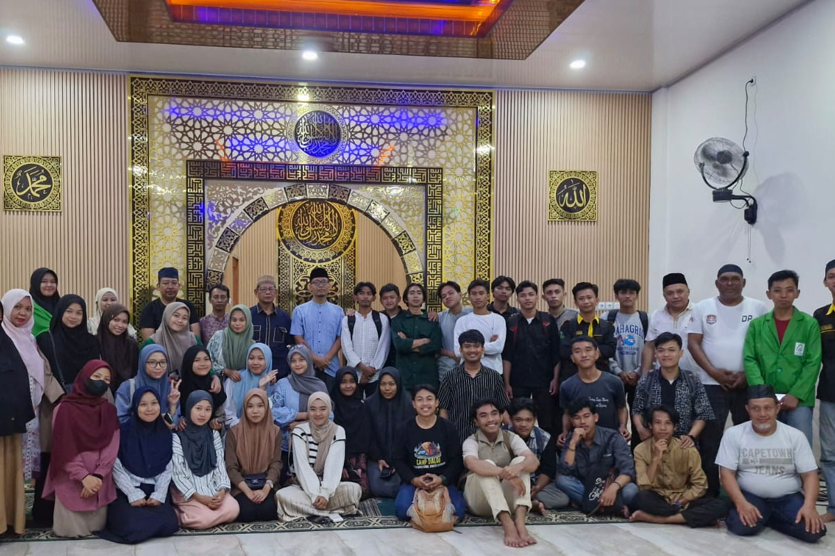 Sebanyak 35 mahasiswa dari UIN Makassar beserta dosen pembimbing silaturahmi ke Jemaat Ahmadiyah Makassar.