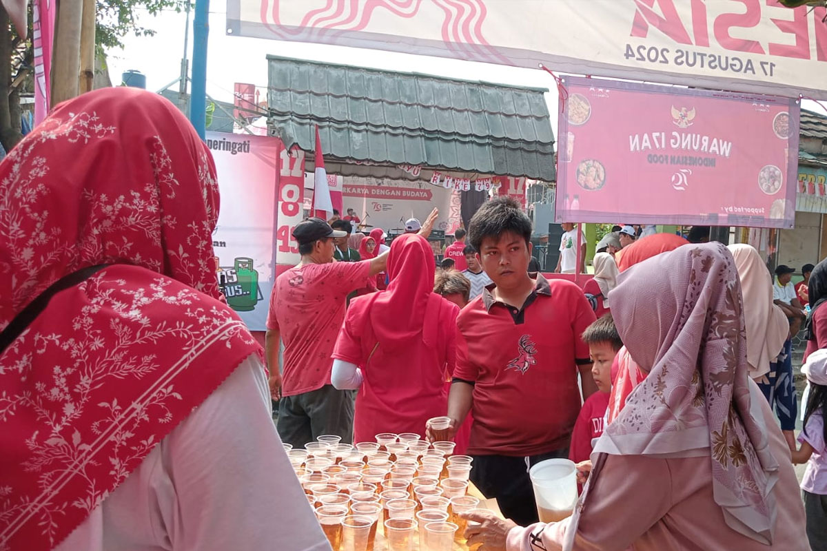 Momen Hari Kemerdekaan, Anggota Jemaat Ahmadiyah Ciherang Ikut Jalan Santai Bersama Masyarakat