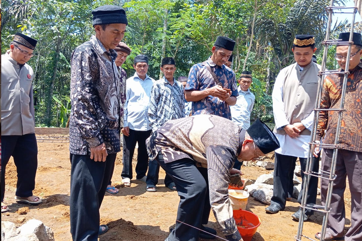 Amir Nasional Jemaat Ahmadiyah Indonesia, Mln. Mirajudin Sahid meresmikan rumah misi di Sukasari.