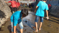 Relawan Clean The City Bersih-Bersih Sungai Bareng Masyarakat Majalengka