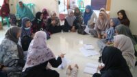Diskusi dengan Bahan Materi Khutbah Huzur,Terobosan Lajnah Imaillah Tambun Bekasi Tarik Antusiasme Anggota