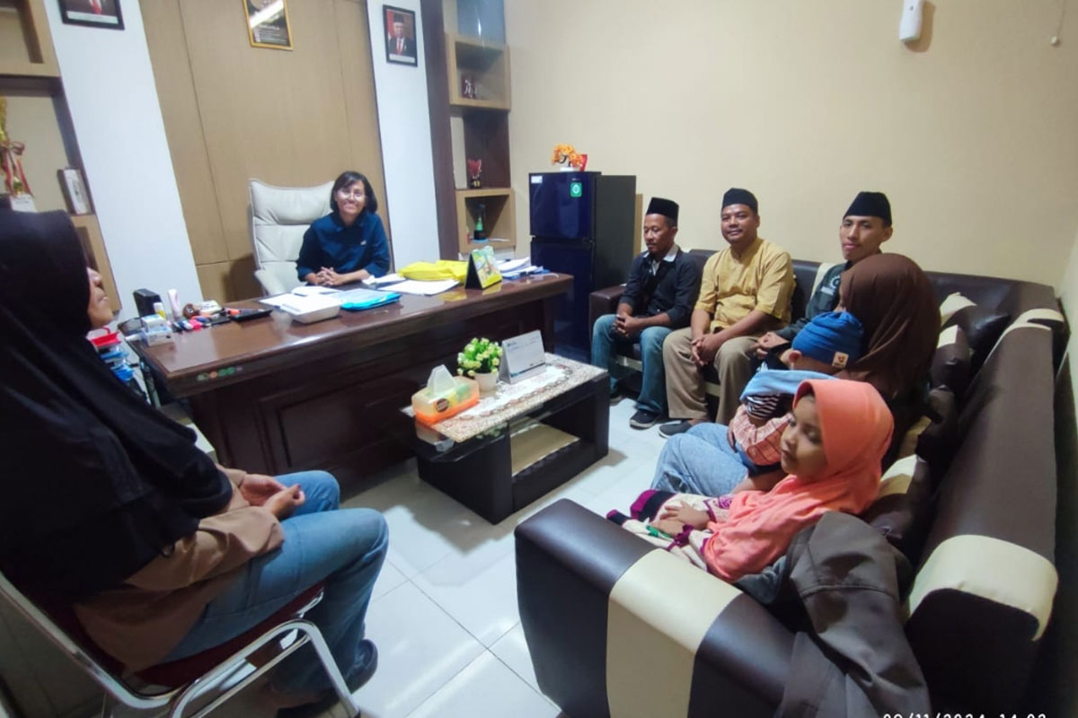 Jemaat Ahmadiyah Indonesia cabang Entikong sambangi kantor Radio Republik Indonesia (RRI)