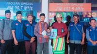 Momen Hari Radio Nasional, Jemaat Ahmadiyah Sintang dan Clean the City Sampaikan Ucapan Selamat HUT ke Kantor RRI
