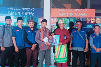 Momen Hari Radio Nasional, Ahmadiyah dan Clean the City Sampaikan Ucapan Selamat HUT ke Kantor RRI Kabupaten Sintang