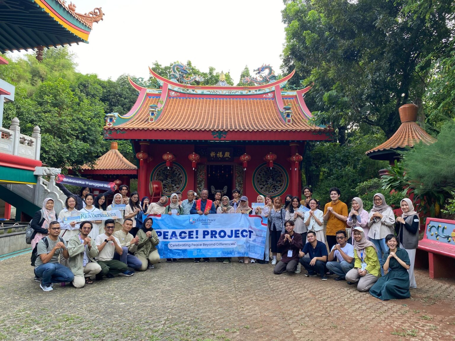 Lajnah Imaillah Tangerang terlibat bersama Global Peace Foundation di Klenteng Kong Miao dalam acara Peace Project.