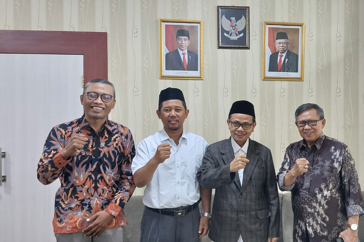 Direktur Pasca Sarjana Universitas Islam Negeri Saifuddin Zuhri Purwokerto Prof Dr. H.M. Rokib, M.Ag berkenan menerima Tim Media Center Pusat dan Jateng 1