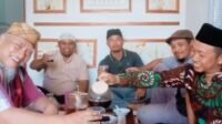 Jaga Kebersamaan, Ketua Rumah Kebangsaan Sintang Ajak Anggota Muslim Ahmadiyah Minum Kopi Bareng