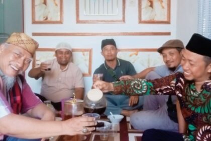 Jaga Kebersamaan, Ketua Rumah Kebangsaan Sintang Ajak Anggota Muslim Ahmadiyah Minum Kopi Bareng