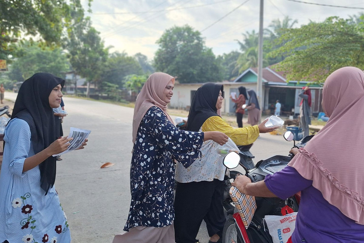 Lajnah Imaillah Tanjung Medan, kompak Membagikan Makanan Gratis