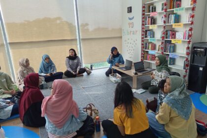 Fasilitasi Sesi Parenting di Bintaro, Perempuan Ahmadiyah Perkuat Pendidikan Keluarga