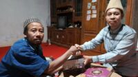 Terus Tingkatkan Rabtah, Mubaligh Jemaat Ahmadiyah Tuban Donasikan Al-Quran ke Santri