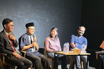 Memperingati Hari Lahir Pemuda Lintas Agama atau Pelita Padang, Mubaligh dan Pemuda Ahmadiyah Indonesia Pampangan hadiri diskusi dan refleksi.