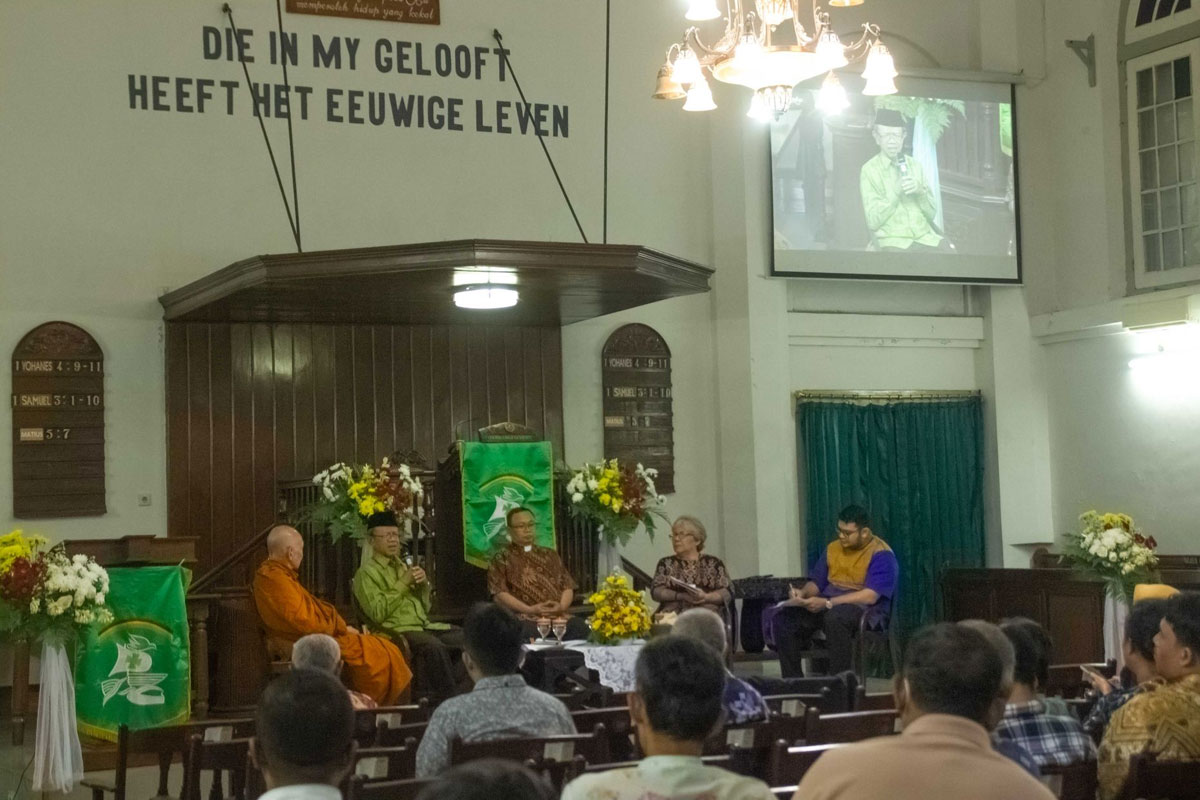 Tiga Pemuda Ahmadiyah Yogyakarta menghadiri undangan dari GPIB Marga Mulya Yogyakarta pada dialog lintas iman yang berlangsung pada Senin, 28 Oktober 2024.