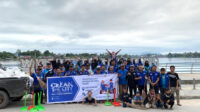 Warga Ahmadiyah Sintang  Bersama Komunitas Clean the City Bersihkan Sampah Sisa Perayaan Tahun Baru di Water Front