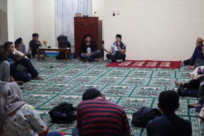 Sekertaris Pers dan Ketua Media Center Nasional Ahmadiyah Yendra Budiana, hadiri internal meeting dan diskusi, mengangkat tema isu; 'Ahmadiyah dan Pemajuan KBB : Tantangan dan Strategi Advokat Media' di Sekretariat Jemaat Ahmadiyah Manado, Masjid Baitul Islam, Jln. Siswa Taas Tikala, Manado. Selasa, 28 Januari 2025.