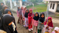 Anak-Anak Ahmadi Sukamaju Garut Makmurkan Masjid, Gotong Royong Sejak Dini
