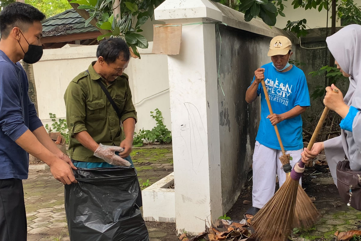 Mengawali tahun baru, Komunitas Clean The City kembali menggelar aksi kebersihan yang diadakan serentak di 100 titik di seluruh Indonesia.