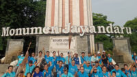 Aksi Nyata Sambut Tahun Baru, Warga Ahmadiyah Jatim Bersihkan Alun-Alun Sidoarjo hingga Makan Bersama