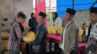 Sambut 100 Tahun JAI, Jemaat Ahmadiyah Gunung Kerinci Bagikan Paket Sembako ke Warga