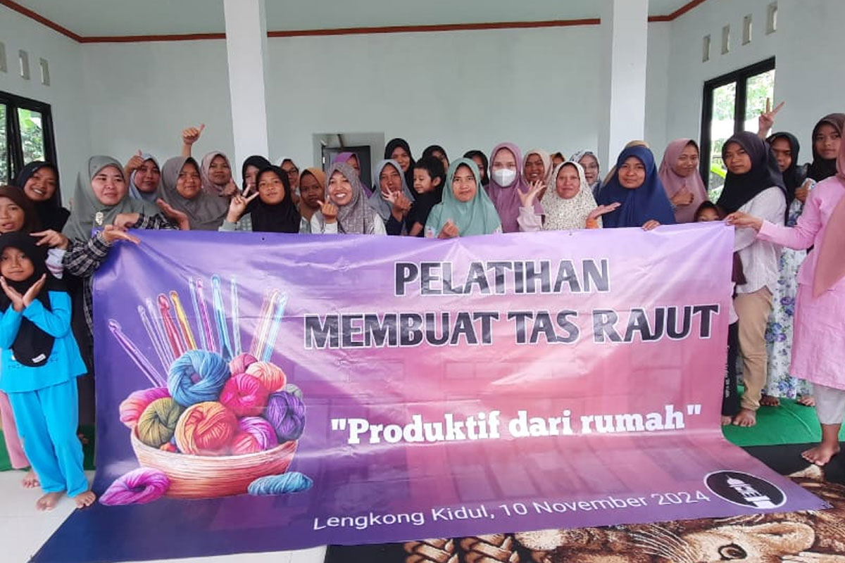 Bertema produktif dari rumah Lajnah Lengkong telah memulai pelatihan membuat tas rajut