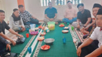 Momen Silaturahmi, Jemaat Ahmadiyah Balaigana Ajak Anggota Polres Sintang Makan Siang