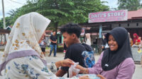 Dibantu para Pemuda, Lajnah Imaillah Beri Takjil ke Pengguna Jalan