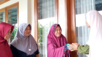 Semarak Ramadhan, Lajnah Imaillah Nagrak  Bagikan 50 Paket Sembako ke Warga