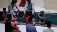 Jemat Ahmadiyah Andeng Adakan Buka Puasa Bersama dengan Warga Sekitar Masjid